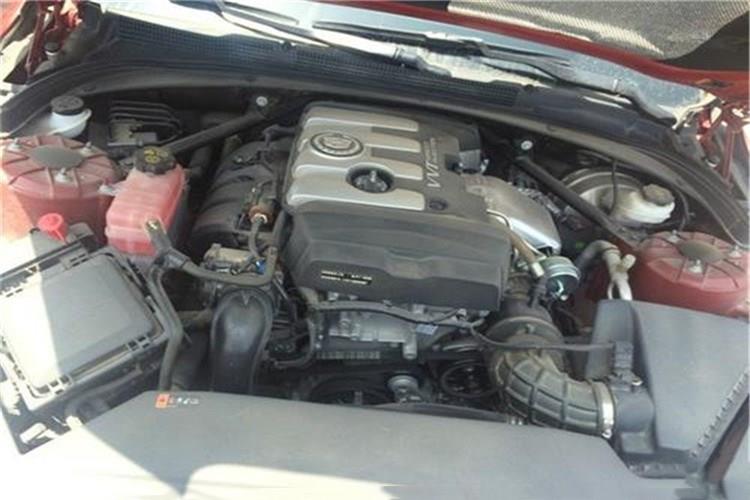 打开发动机舱盖，将星空体育在线(中国)唯一官方网站盒盖朝前掀起，取出空气滤芯，轻轻拍打滤芯端面