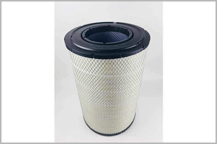 打开发动机舱盖，确认星空体育在线(中国)唯一官方网站的位置（一般位于发动机舱右侧，即右前轮上方位置，有条手臂粗软橡皮胶管连着的黑色方形塑料盒）