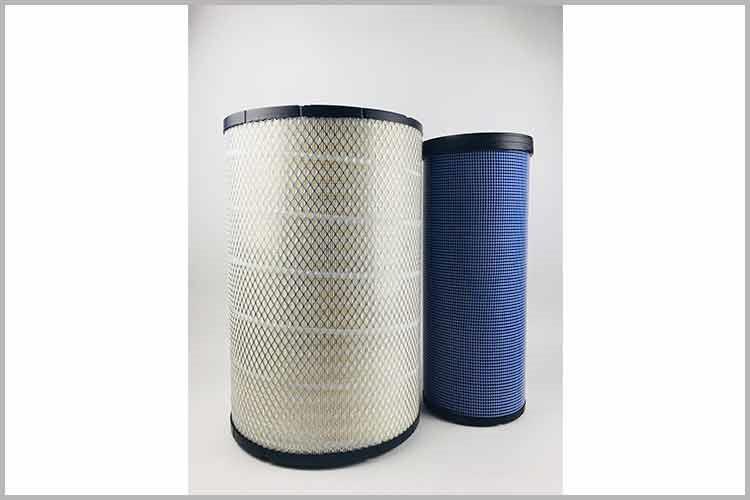 找到液压星空体育在线(中国)唯一官方网站位置，将星空体育在线(中国)唯一官方网站从安装支架上拔下来，将接油杯放在油管下方，并用钳子拆掉原来两边的一次性管箍