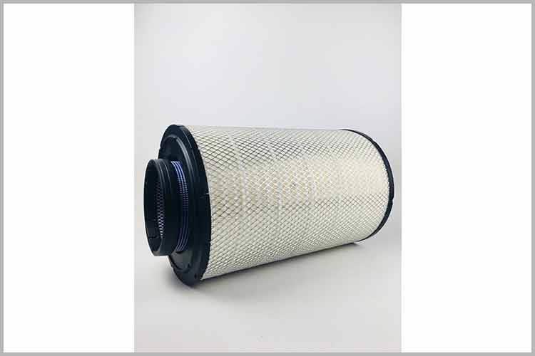 打开车辆前引擎盖，通常在面对发动机的右侧方向，只要用起子把空滤盒上的固定螺丝打开，就能看到轿车星空体育在线(中国)唯一官方网站了