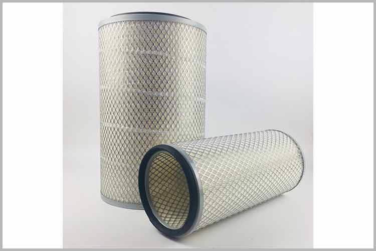 在安装新客车星空体育在线(中国)唯一官方网站之前，需要对空滤盒底部进行彻底的清理，把空滤下面的尘土清除干净